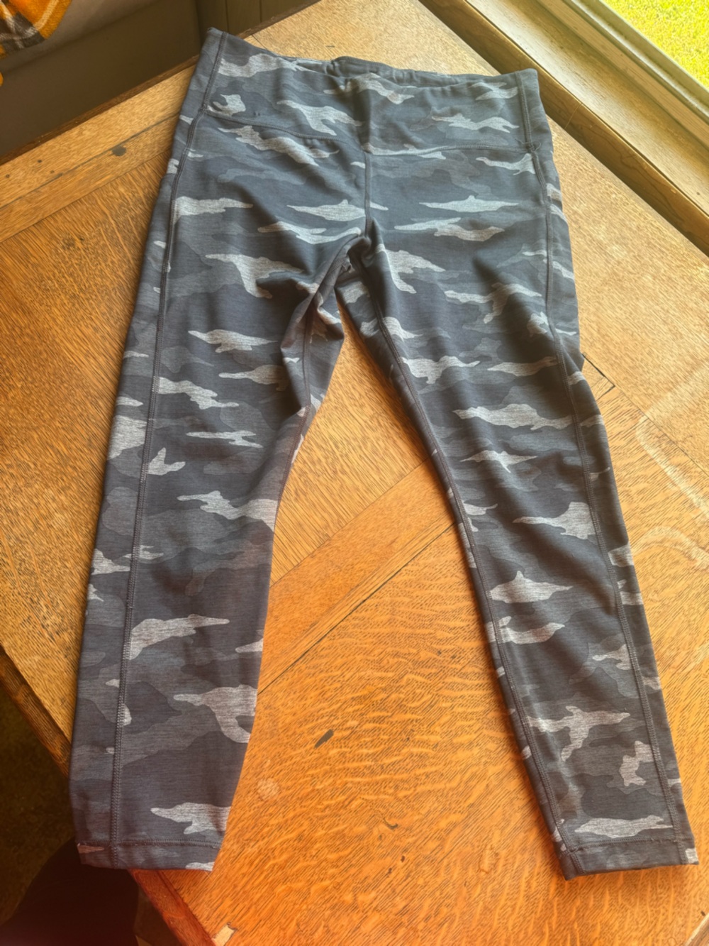Athleta Women’s 7/8 Length Black and Gray Camo Leggings Size Large